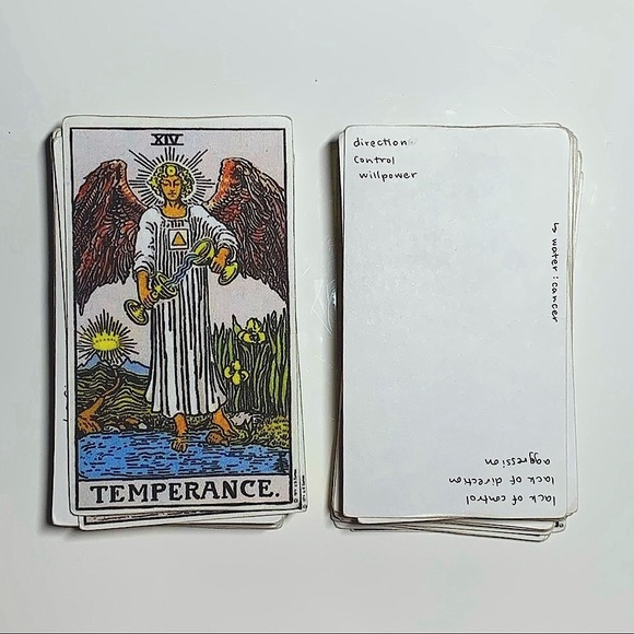 tarot deck w/ meanings on the back🪞💌 - Picture 1 of 4